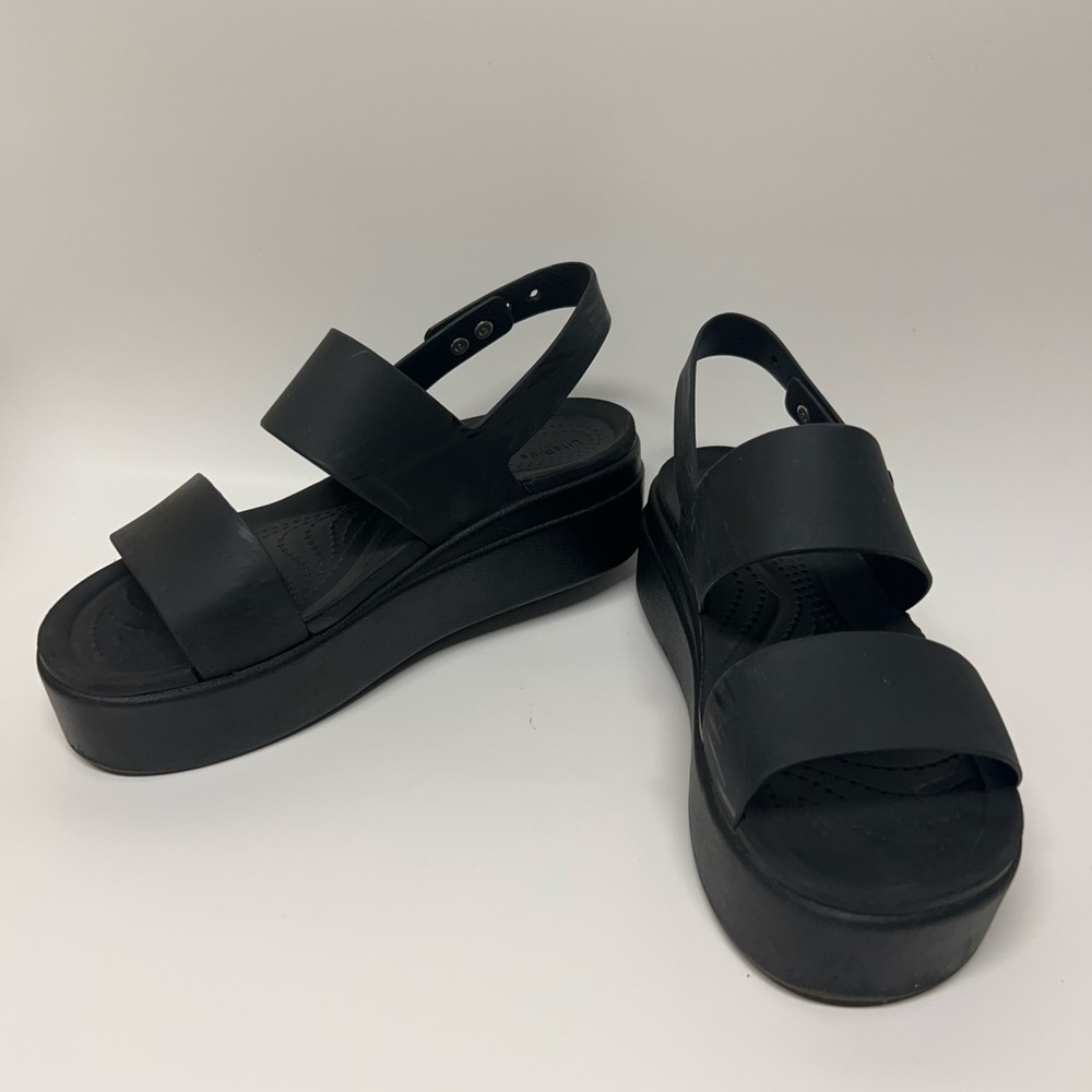 Crocs Women's Brooklyn Low Wedges 6